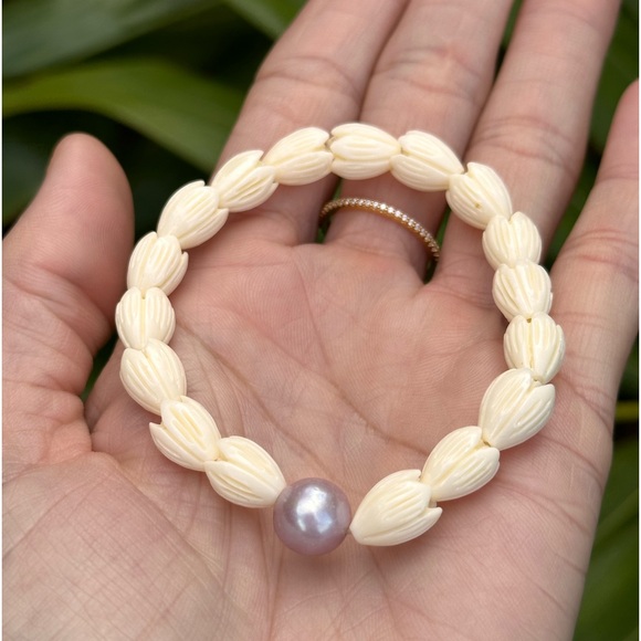 86A. Pikake Shell & Edison Freshwater Pearl Handmade on Maui Bracelet - Picture 9 of 12